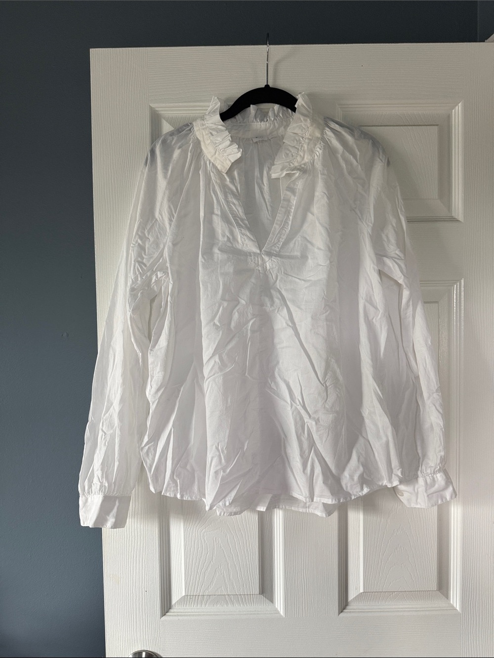 White ruffle neck white neck